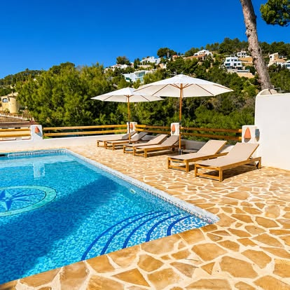 Piscina de la villa con vistas a la ladera