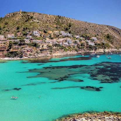 Cala de aguas turquesa en la Costa Mediterránea
