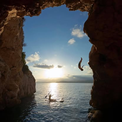 Salto al mar desde los acantilados